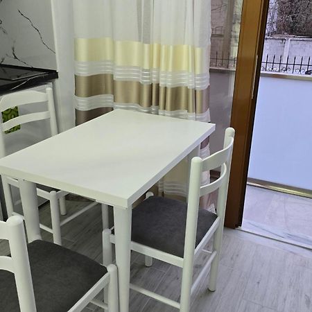 Guest House Pogradeci Екстер'єр фото