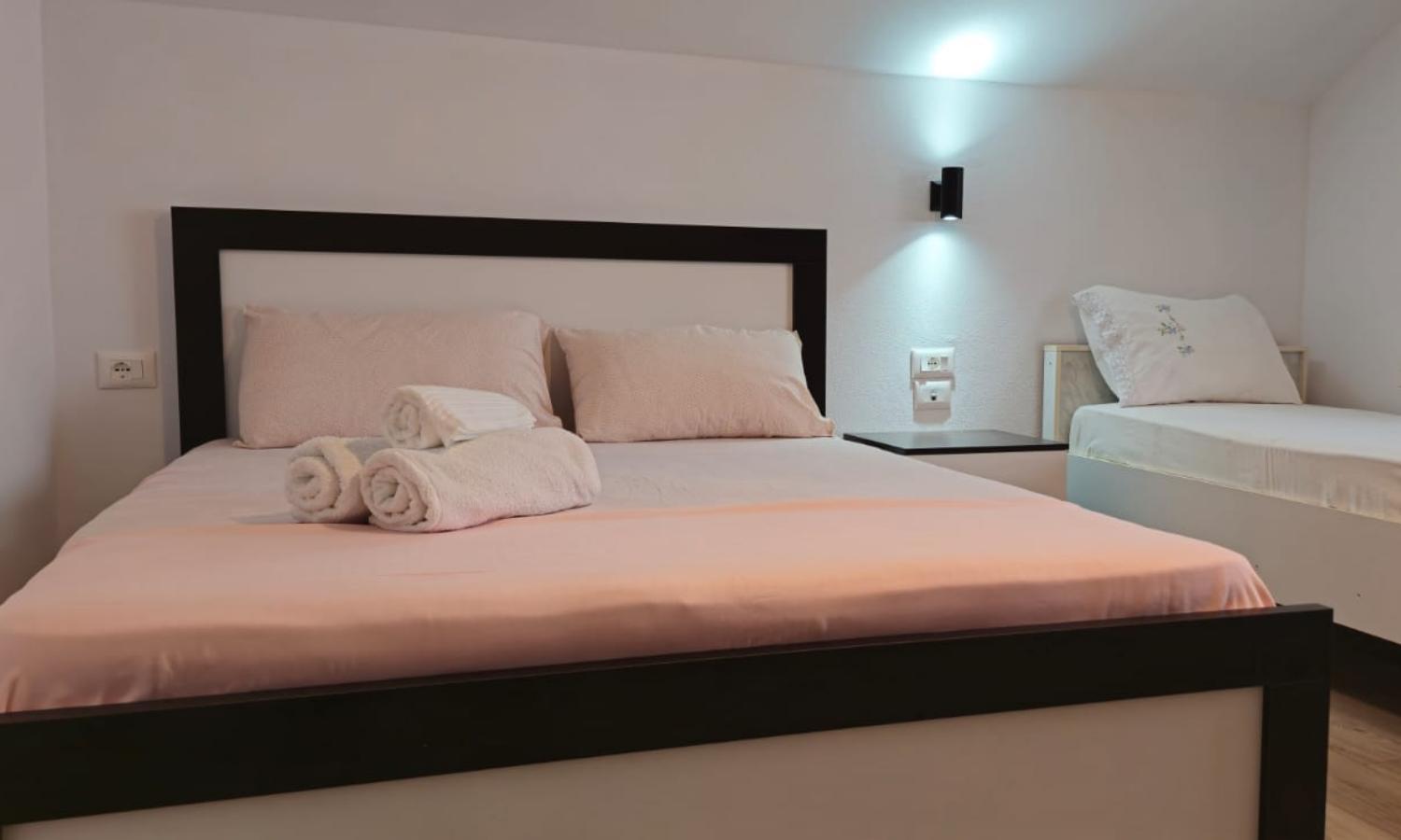 Guest House Pogradeci Екстер'єр фото
