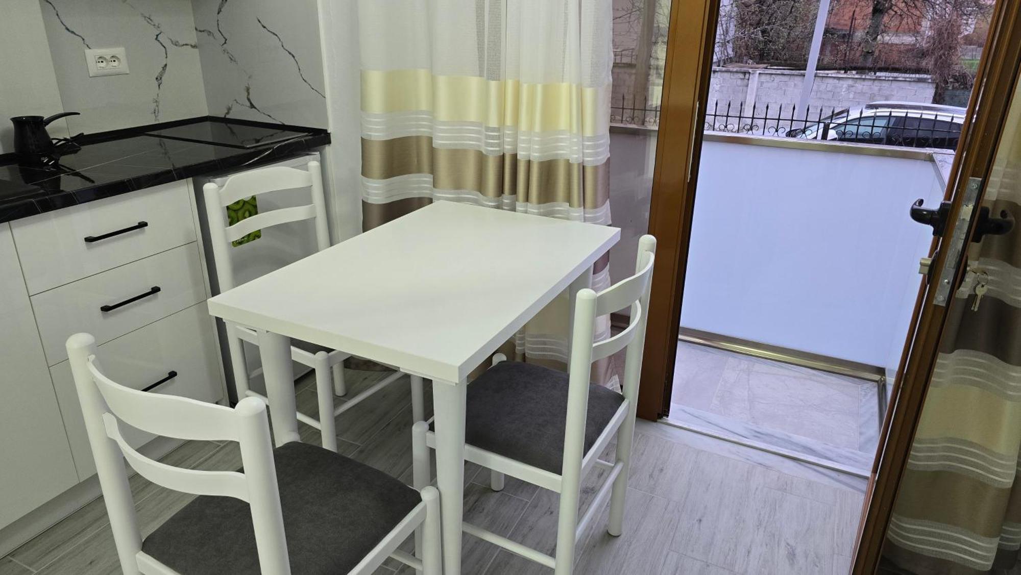Guest House Pogradeci Екстер'єр фото