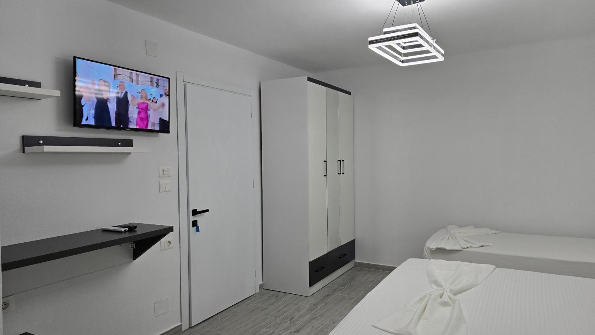 Guest House Pogradeci Екстер'єр фото