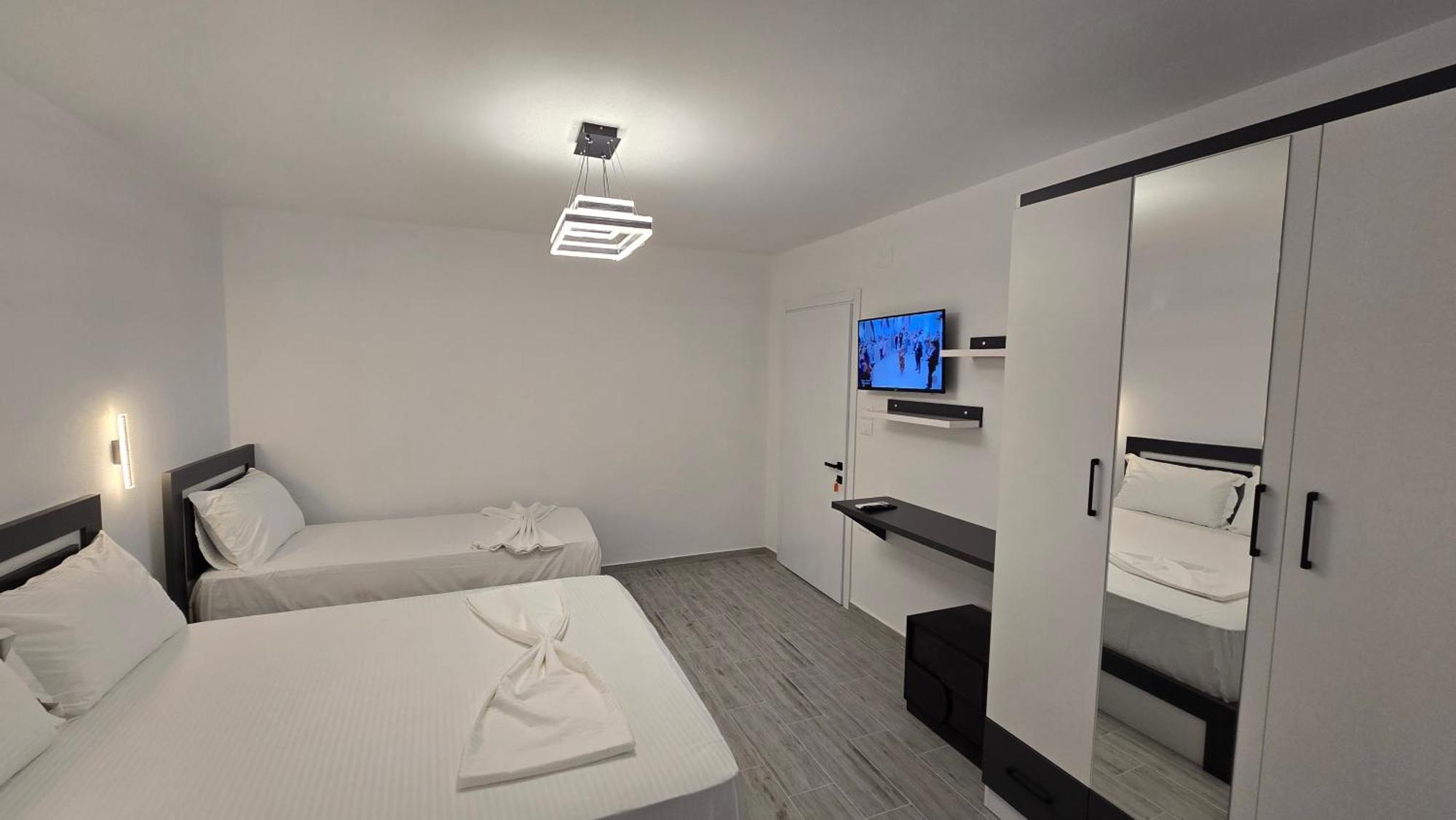 Guest House Pogradeci Екстер'єр фото