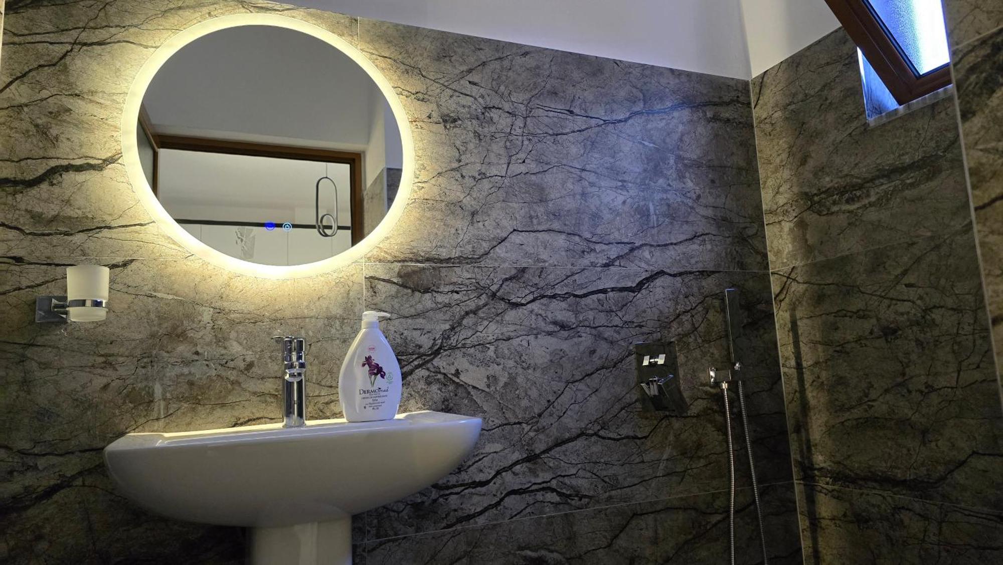 Guest House Pogradeci Екстер'єр фото