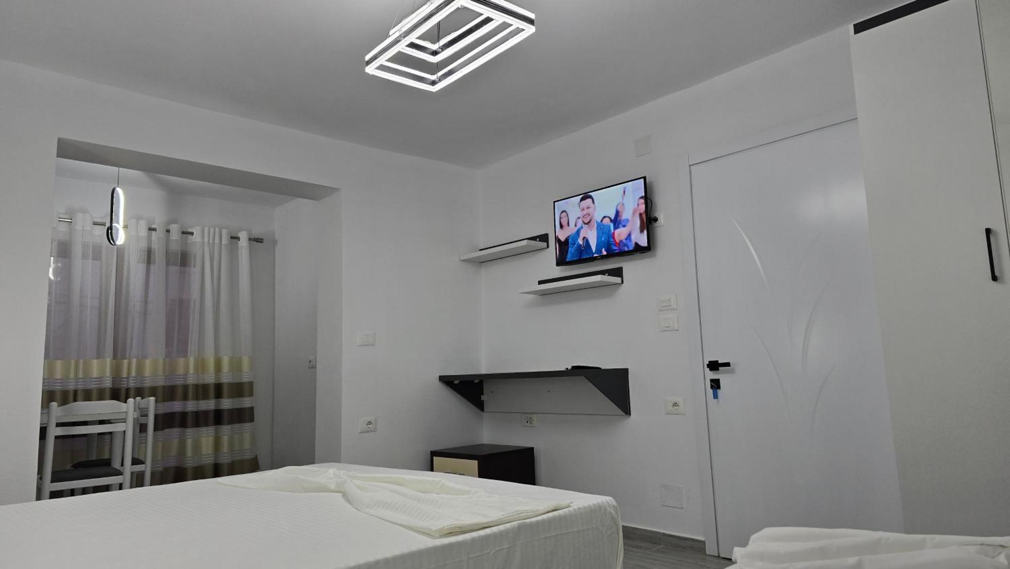 Guest House Pogradeci Екстер'єр фото