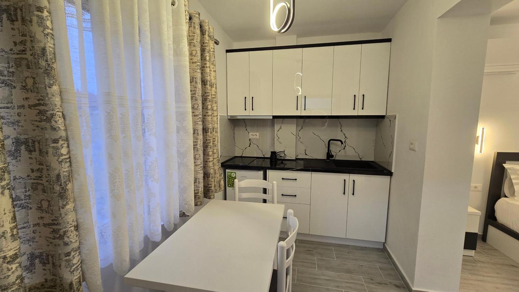 Guest House Pogradeci Екстер'єр фото