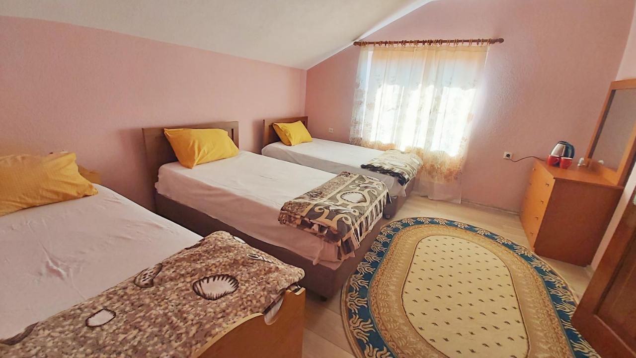 Guest House Pogradeci Екстер'єр фото