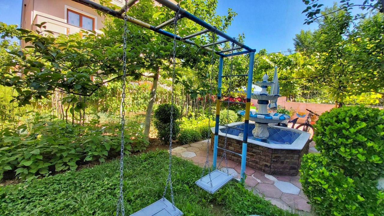 Guest House Pogradeci Екстер'єр фото